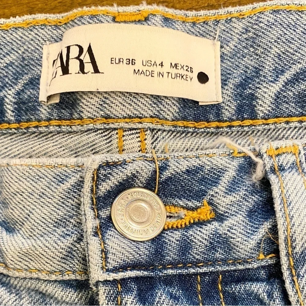 Zara Size 4 High Rise Mom Jeans Ripped Knees Frayed Waistband Distressed Tapered